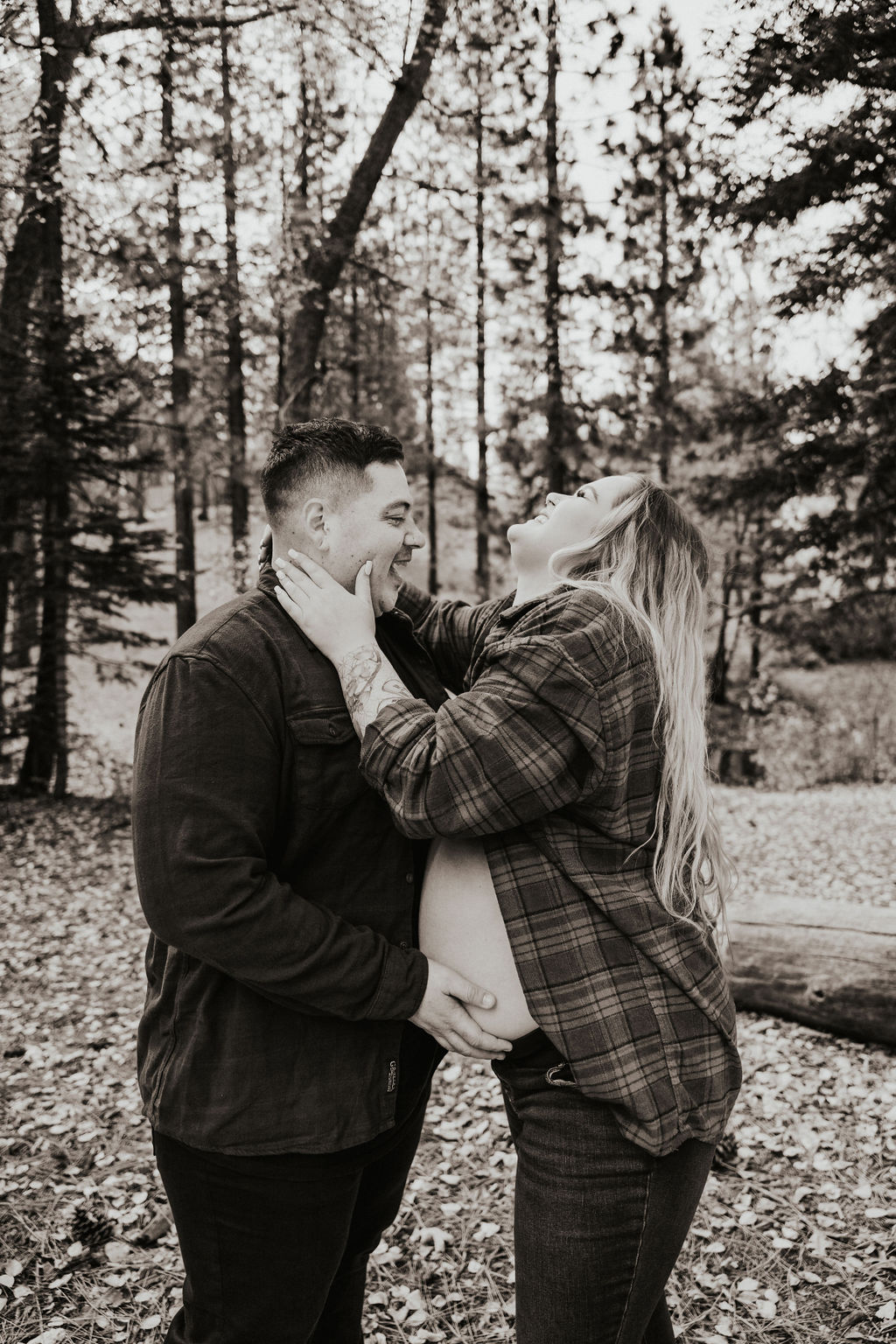 couples outdoor maternity photos