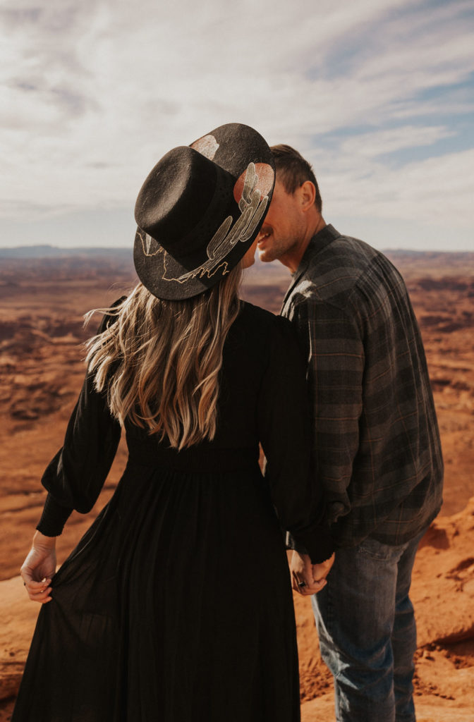couple kissing pose in Moab